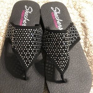 Size 10 Skechers Yoga Foam Sandals